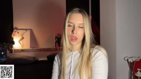 Snapshot of elysia_xo chatting on 12/14/25, 12:05 Elysia online show from 12/14/25, 12:05