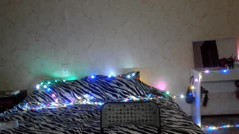 Snapshot of elzabagwell chatting on 03/19/26, 04:55 Monica online show from 03/19/26, 04:55