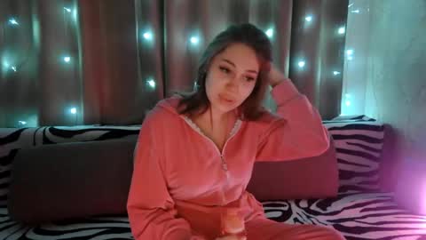 Snapshot of elzabagwell chatting on 04/04/26, 03:20 Monica online show from 04/04/26, 03:20
