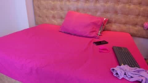 Snapshot of em1ly_jones chatting on 04/12/26, 04:23 Emily online show from 04/12/26, 04:23