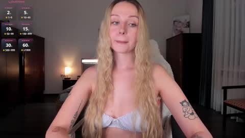 Emilie online show from 10/04/25, 03:21