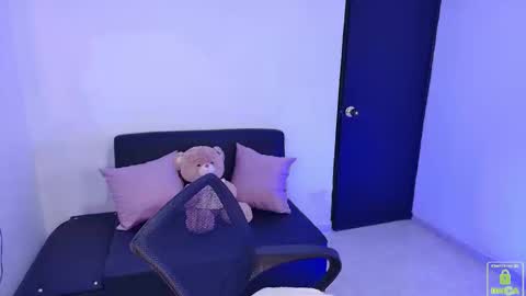 Snapshot of ema__miller chatting on 01/08/25, 11:41 ema__miller online show from 01/08/25, 11:41
