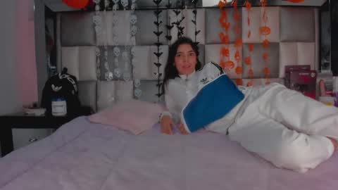 Snapshot of ema_and_camila chatting on 10/24/25, 03:41 ema y cami online show from 10/24/25, 03:41
