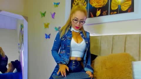 Snapshot of ema_garciaa chatting on 09/13/25, 10:59 ema garcia online show from 09/13/25, 10:59