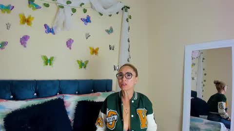 Snapshot of ema_garciaa chatting on 09/20/25, 07:37 ema garcia online show from 09/20/25, 07:37