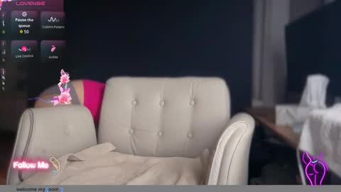 Snapshot of ema_lov3 chatting on 12/18/25, 02:06 Ema Love online show from 12/18/25, 02:06