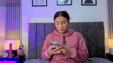 Snapshot of ema_stone65 chatting on 11/11/25, 10:10 Ema online show from 11/11/25, 10:10