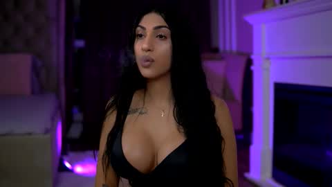 Snapshot of emahallee chatting on 01/08/26, 03:42 Ema online show from 01/08/26, 03:42