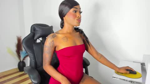 Snapshot of emattaylor chatting on 12/19/24, 11:07 . online show from 12/19/24, 11:07