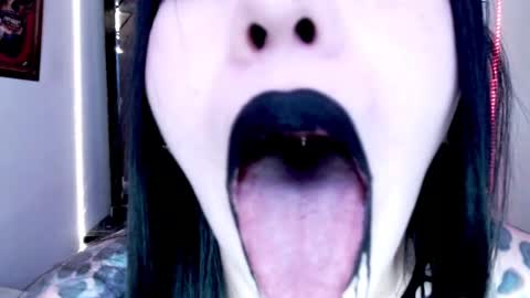 Snapshot of emearld_black chatting on 12/15/24, 07:35 Emerald Black online show from 12/15/24, 07:35