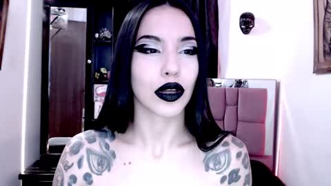 Snapshot of emearld_black chatting on 12/20/24, 07:22 Emerald Black online show from 12/20/24, 07:22