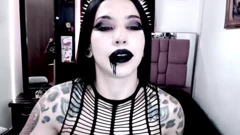 Snapshot of emearld_black chatting on 01/25/25, 12:05 Emerald Black online show from 01/25/25, 12:05