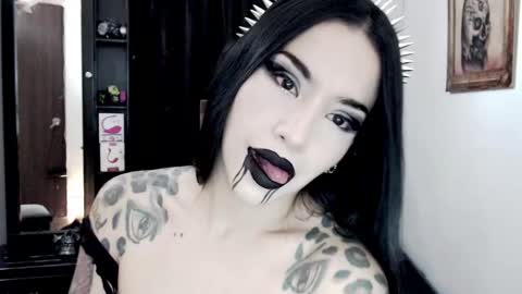 Snapshot of emearld_black chatting on 02/27/25, 12:54 Emerald Black online show from 02/27/25, 12:54