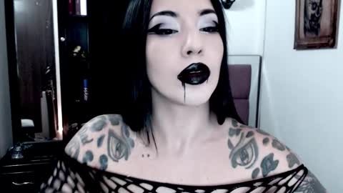 Snapshot of emearld_black chatting on 10/08/25, 06:00 Emerald Black online show from 10/08/25, 06:00