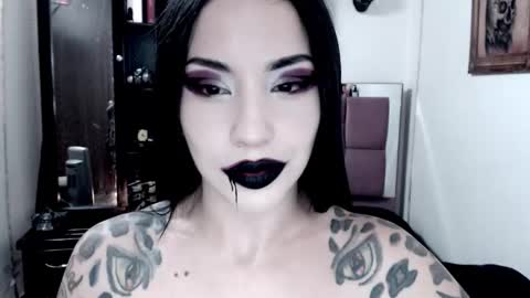 Snapshot of emearld_black chatting on 10/28/25, 06:06 Emerald Black online show from 10/28/25, 06:06