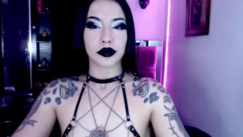 Snapshot of emearld_black chatting on 04/02/26, 12:30 Emerald Black online show from 04/02/26, 12:30