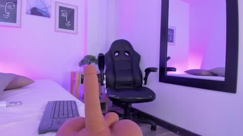 emelie_89 online show from 02/05/25, 05:53