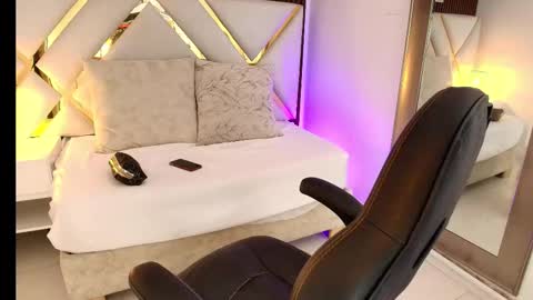 Snapshot of emelie_ch_ chatting on 03/17/26, 04:39 Emily online show from 03/17/26, 04:39