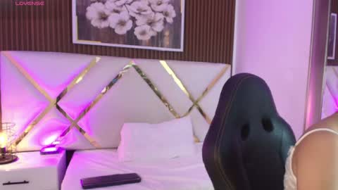 Snapshot of emelie_ch_ chatting on 05/10/26, 04:39 Emily online show from 05/10/26, 04:39