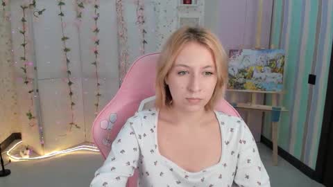 Snapshot of emely_garcias chatting on 10/15/25, 12:05 emelia online show from 10/15/25, 12:05