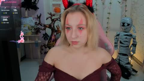 Snapshot of emely_garcias chatting on 10/31/25, 12:06 emelia online show from 10/31/25, 12:06