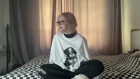 Snapshot of emelymclane chatting on 05/26/26, 12:23 Elisabeth online show from 05/26/26, 12:23