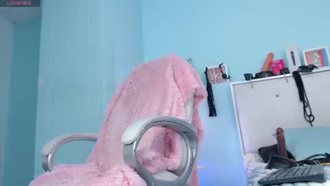 Snapshot of emerald_gh chatting on 06/14/26, 02:24 Danna online show from 06/14/26, 02:24