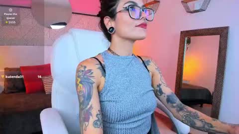 Snapshot of emeralda_co chatting on 11/12/25, 01:33 Esmeralda online show from 11/12/25, 01:33