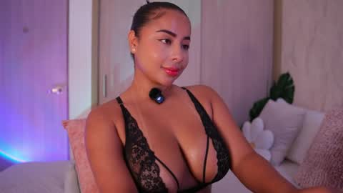 Snapshot of emiily_bell chatting on 05/16/26, 04:06 online show from 05/16/26, 04:06