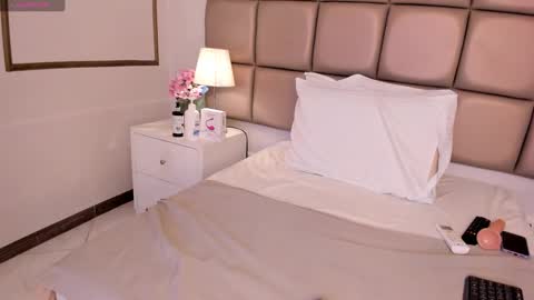 EMILY ROBERTS online show from 01/29/25, 05:51