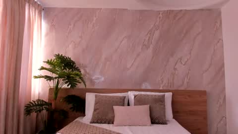 Snapshot of emiily_smile chatting on 12/15/25, 12:53 Emily online show from 12/15/25, 12:53