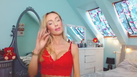 Snapshot of emilachat chatting on 03/11/25, 09:45 Emila online show from 03/11/25, 09:45