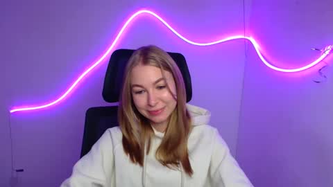 Emilia online show from 09/26/25, 05:33