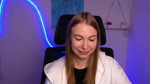 Emilia online show from 10/20/25, 05:30