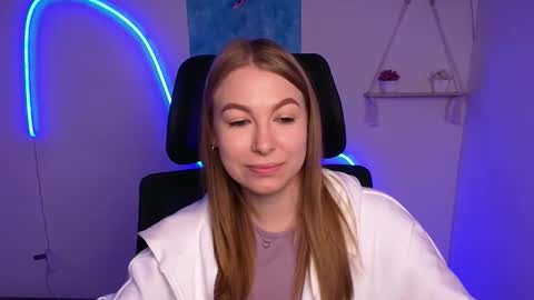 Emilia online show from 11/04/25, 06:34