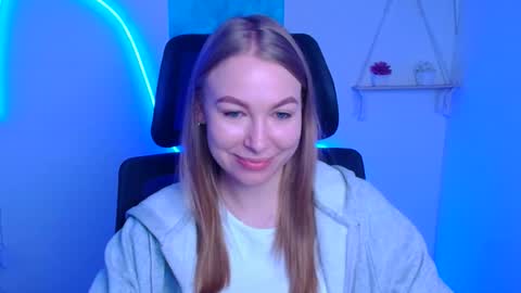 Emilia online show from 12/04/25, 06:23