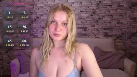 Snapshot of emiliaduchess chatting on 03/22/26, 01:25 Amili online show from 03/22/26, 01:25