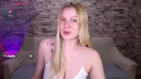 Snapshot of emiliaduchess chatting on 04/29/26, 06:03 Amili online show from 04/29/26, 06:03