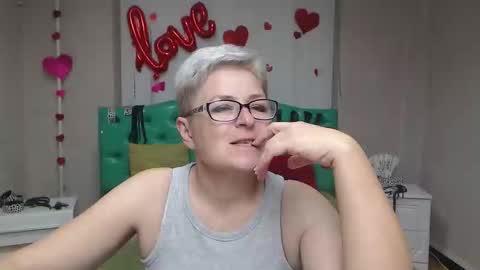 Snapshot of emiliagree chatting on 10/18/25, 06:26 EmiliaGree online show from 10/18/25, 06:26