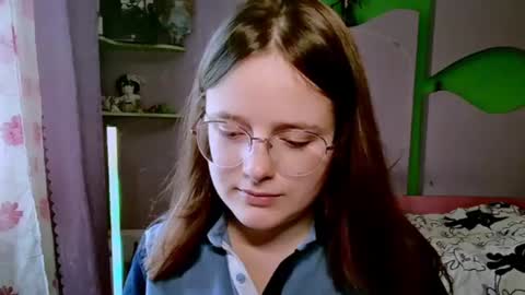 Snapshot of emilialoures7 chatting on 07/25/26, 12:25 Kira online show from 07/25/26, 12:25