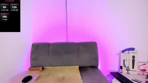 Snapshot of emiliana_bloomm chatting on 11/27/25, 11:01 emiliana_bloomm online show from 11/27/25, 11:01