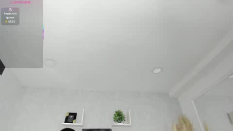 Snapshot of emiliarose_ chatting on 04/27/26, 09:24 EmiliaRose online show from 04/27/26, 09:24