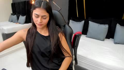 Snapshot of emiliee_xx chatting on 12/10/24, 08:38 Emillie online show from 12/10/24, 08:38