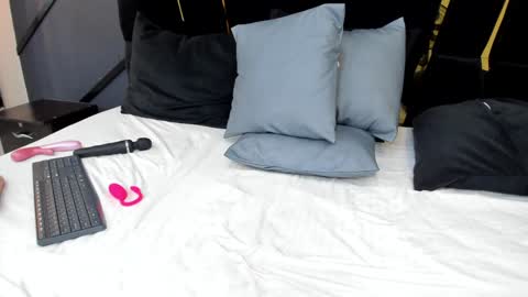 Snapshot of emiliee_xx chatting on 12/11/24, 08:18 Emillie online show from 12/11/24, 08:18