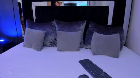 Snapshot of emiliee_xx chatting on 10/22/25, 10:09 Emillie online show from 10/22/25, 10:09