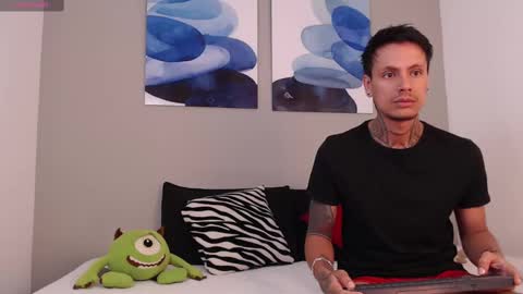 Snapshot of emilio_wolf chatting on 01/17/25, 10:44 EMILIO online show from 01/17/25, 10:44