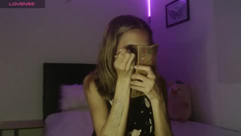 Snapshot of emilly_2004 chatting on 02/07/25, 12:09 Emilly Gomez online show from 02/07/25, 12:09