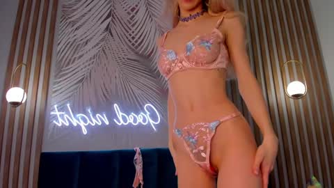 Snapshot of emilly_hart chatting on 02/07/25, 02:29 Emilly online show from 02/07/25, 02:29