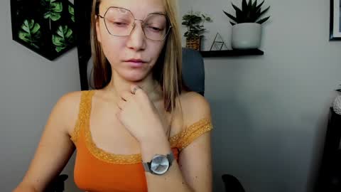 Snapshot of emilly_xkiss chatting on 12/13/24, 06:53 Emilly online show from 12/13/24, 06:53