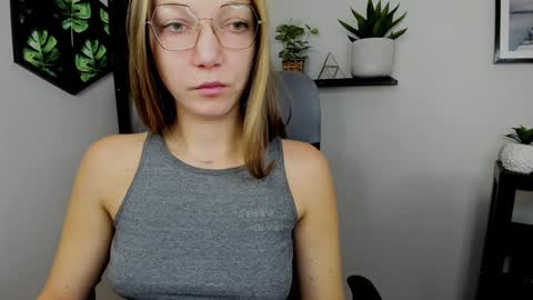 Snapshot of emilly_xkiss chatting on 12/17/24, 06:45 Emilly online show from 12/17/24, 06:45